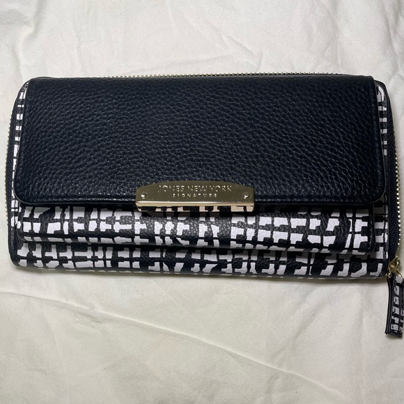 Jones New York Zippered Wallet - Picture 1 of 4
